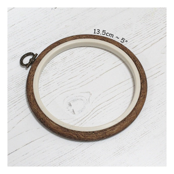 
            
                Load image into Gallery viewer, Nurge Flexi Round 13.5cm Embroidery Hoop
            
        